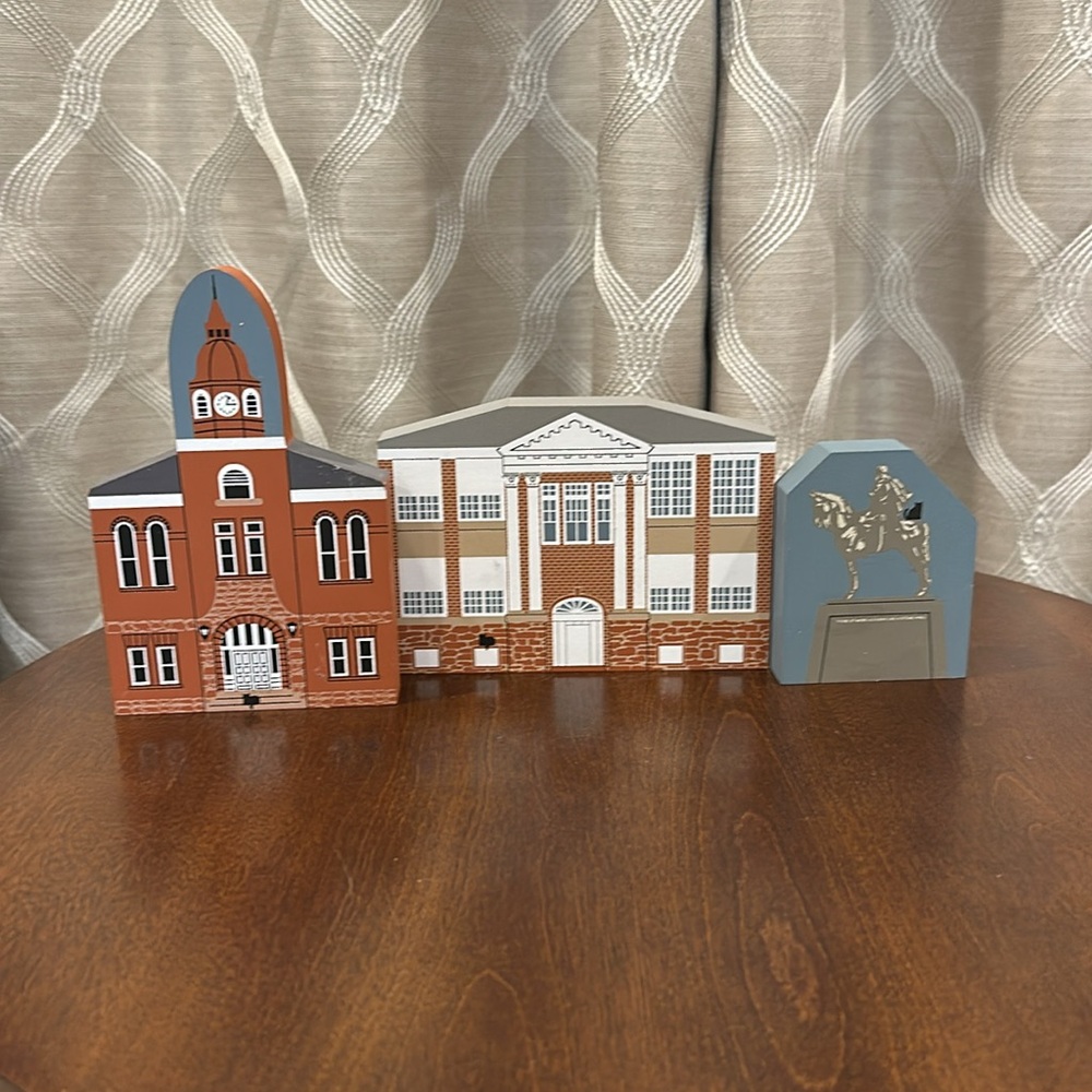 The Cat’s Meow Set of three decorative wooden buildings/Landmark